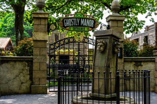 The exterior of Ghostly Manor (Photo credit: Paultons Park)